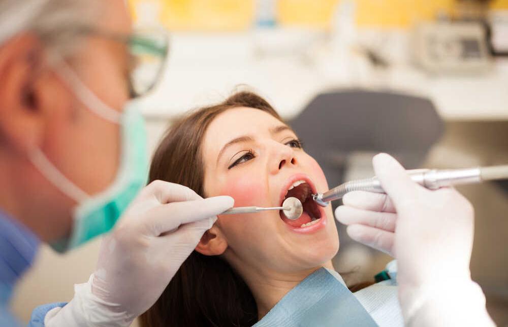 Qué es una tartrectomía dental